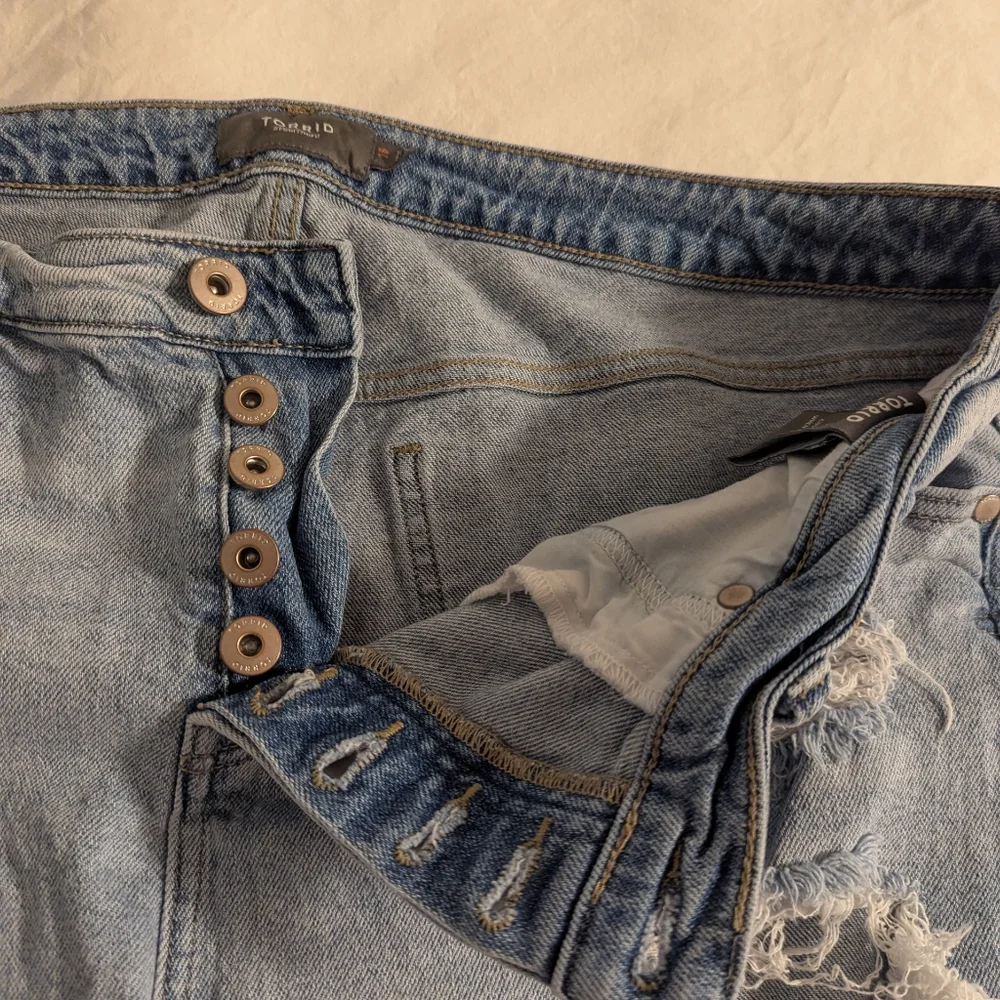 Torrid Women's Shorts Jean  distressed cutoff denim size 16 Stars See Photos - Picture 4 of 7